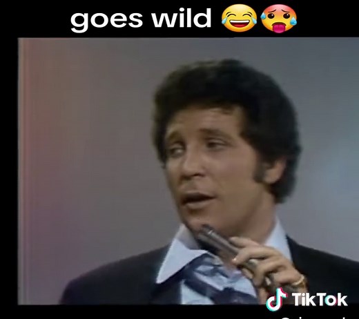 A few of you wanted to see the full video of Tom's epic dance moves I posted yesterday, so here is the full video, GET IT TOM ..Enjoy 😉🥵 song is called 'Treat her right' #tomjones #tomejonesyoung #tomjonesdancing #fyp