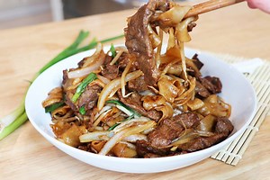 Homemade Beef Chow Fun Recipe! 美味乾炒牛河食譜 http://cicili.tv/dry-stir-fry-beef-chow-fun-recipe | CiCi Li