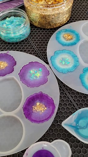 Inspired by the creativity and ingenuity behind these resin geode magnets, showcasing the intricate patterns and colors found in natural gemstones! Each magnet is a miniature marvel that adds a pop of elegance to any space. 💙💜 Originally made by @liquideyesart Choose @nakedfusionresin for your resin projects and let your imagination run wild! 🎨💫 #ResinGeodeMagnets #ResinCrafting #ResinArt #NakedFusionResin #ResinCreations #GeodeArt #ResinMagic #ResinDesign #ResinInspiration #HandmadeMagnets