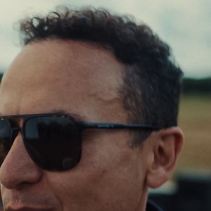 Fonseca regresa con dos propuestas que muestran la profundidad y versatilidad de su música. “Nunca me fui” mezcla emoción y raíces tropicales con una producción elegante, mientras que “VENGA lo que VENGA” explora un sonido alternativo con fuerza y honestidad. Para su consideración Latin GRAMMY® 2025. | FONSECA
