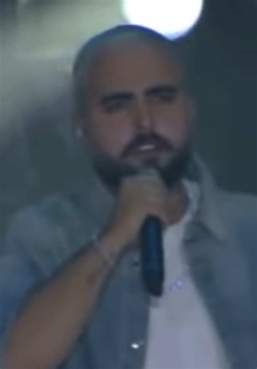 הזמר, שלא חשוד במעשה, נכח בעת האירוע במסעדה. גורם המקורב לחקירה אמר ל-N12: