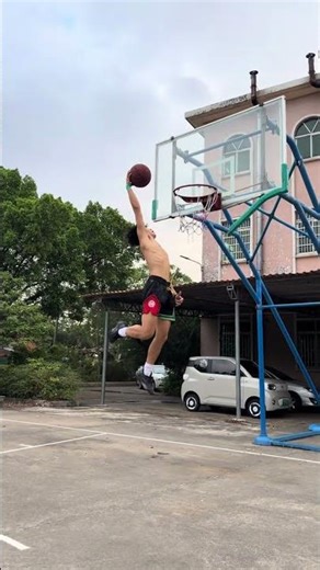 Spectacular Basketball Dunk by a Human