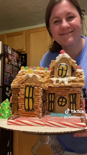 Easy Graham Cracker Gingerbread House Tutorial