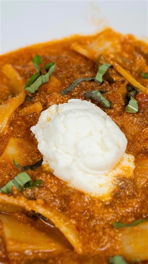 HALF THE CALORIES ‼️ Low Carb Lasagna Soup 🍲 (over 100g protein!!) Have you tried lasagna soup? This is how I make my lighter version! Share this recipe with friends and family! ❤️ Servings: 8 Ingredients: 1 large zucchini or eggplant, sliced into lasagna noodles 1 lb ground beef ½ white onion, diced ½ cup diced celery 1 tsp garlic powder 1 tsp onion powder 1 tsp crushed red pepper 1 tsp italian seasoning Salt and pepper to taste 1 tbsp tomato paste 1 jar low sugar marinara 2 cups @kettleandfir