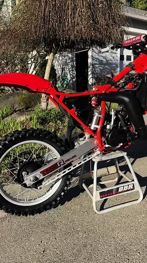 The @MotoSport.com 1984 CR125 is getting close to wrapped up! Just waiting on a few more things and it will be ready to shred. Did a deal with Chris Corum and got this ‘84 CR125 and ‘79 KX250. Wossner got us a crank rod and piston. Boyko Racing put the rod on the crank. Duane Brown did the engine rebuild. American Powder-Coating did the frame. New bearings all around. Renthal bars, grips and sprockets. VMX did the plastics. Blew the dent out of the pipe. Dunlop tires. @Maxima Racing Oils ans flu