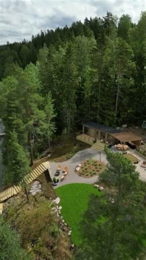 Hirsinen saunamökki ja upea pihapiiri ilmasta käsin