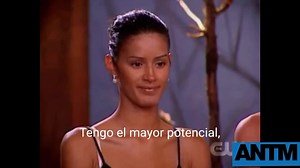 La Reina Natasha respondiendo a las críticas de sus compañeras durante el panel del Ciclo 8. | ANTM Latino