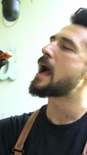 Como asar el chorizo sin quemarlo Ahí teva primero que nada compra chirizo para asar… y no lo cocines a fuego directo si el fuego está alto ¡! Ya ahí ya la ca… ya la regaste mi rey. Mueve el carbón hacia un lado para crear una zona de calor indirecto y ahí ahí mi estimoado papardelle es donde vas poner el chorizo pa que se ase y no pierda su jugosidad. Le das vueltas cada 5 o 6 minutos hasta que quede con un dorado moderado y listo…