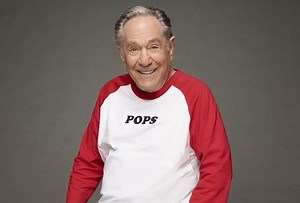 Goldbergs Premiere Delivers Heartfelt Tribute To The Late George Segal's Pops - TVLine