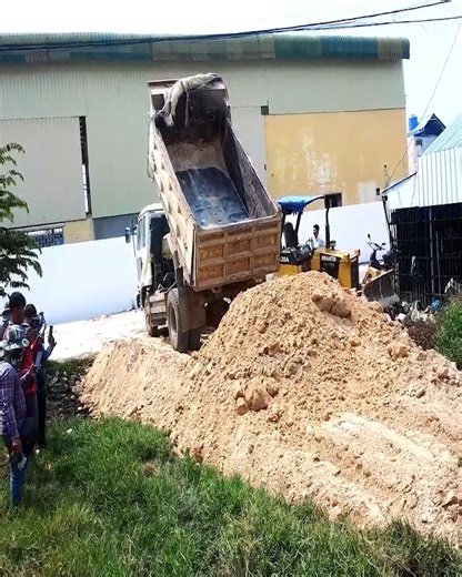 Heroic Action!!! Unloading a truck load is leveled by a D20A mini bulldozer on unmanaged land | Bulldozer Operator