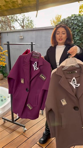 ✨ Nowa kolekcja płaszczy LAMU ✨ Elegancja, ciepło i charakter – wszystko w jednym! 💫 Każdy model został uszyty z dbałością o detal, ma wyjątkowy krój z lekko oversize’ową linią i jeden efektowny guzik, który podkreśla minimalizm stylu. Dodatkowo – naszywki LAMU nadają całości modnego, miejskiego pazura. 🔥 🧥 Kolory kolekcji: 🍷 Bordowy – głęboki, stylowy i bardzo kobiecy. Idealny dla miłośniczek klasyki w nowoczesnym wydaniu. Świetnie wygląda z czernią, beżem i złotymi dodatkami. 💜 Śliwka – e