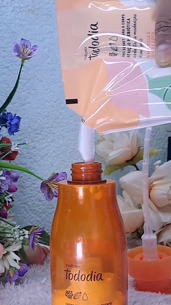 Ya sabías que puedes rellenar tus envases de crema TODO DIA de @natura.mexico ? Tienen todos los aromas de la línea y cada vez tienen más empaques rellenables que evitan el uso de plásticos de un solo uso al reutilizar hasta 3 veces un mismo envase. Lo mejor es que todos los empaques son reciclables. Natura se distingue por ser una empresa sustentable y por neutralizar su huella de carbono. Ya la amas como yo? Cuál es tu producto favorito? Encuentra todos sus productos en www.natura.com.mx #natu