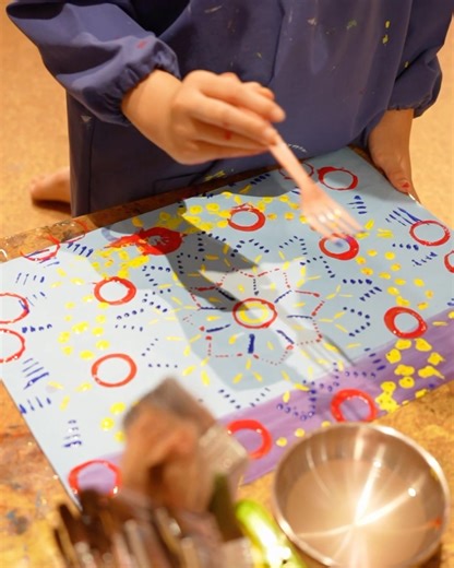 PLAY! PARK on Instagram: "【人気エリア・絵の具コーナー】 世界に1枚だけの色紙「PLAY! PAPER」をつくろう🎨 『はらぺこあおむし』の作者エリック・カールの絵本づくりを参考にしたワークショップ🐛 色を混ぜて幅広い色を表現したり、道具の形を活かして模様を描いたり、その表現力にびっくり。いつでも参加できるので、ぜひ体験してみてね。 ＊混雑時はお待ちいただくことがあります #playpark #プレイパーク #立川 #グリーンスプリングス #greensprings #こどもとおでかけ #家族とお出かけ #親子で楽しむ #室内遊び場 #屋内遊び場 #赤ちゃんと一緒 #絵の具 #雨の日のお出かけ"