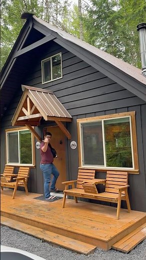 Inside This Cozy Airbnb Cabin Near Mount Rainier | You’ll Want to Book This Couples Retreat
