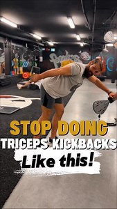 ❌Stop doing your DB TRICEPS KICKBACKS like this! . ❗️ Do this INSTEAD! . ⚠️I get it, it makes sense, an exercise that gets the tricep contracted quite nicely. In theory sure, but let’s break it down. . 👉When doing kickbacks, the only tension you’re actually getting is probably in the last 5-10 %of the movement when you’re contracting the tricep. That’s nonsense. . ⚠️Gravity is working against you and it actually doesn’t make any sense doing it with a DB, you’re better of doing overhead DB exten