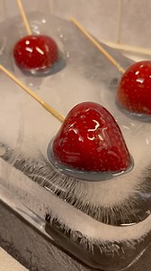 えりこ【えりだん】 on Instagram: "屋台グミいちご飴🍓#簡単#簡単レシピ#レシピ#お菓子#お菓子レシピ#おやつ#いちご#夏レシピ#屋台#グミ#本家"