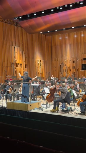 🎶 Roman Festivals by Ottorino Respighi, in rehearsal with conductor Nil Venditti. This is the last of Respighi’s Rome-themed symphonic poems, painting epic themes in musical technicolour. Tonight’s concert also includes Anna Clyne’s Glasslands with saxophonist @jessgillamsax, Puccini’s Preludio sinfonico and the UK premiere of @fazilsayofficial’s Grand Bazaar. Join us at @barbicancentre from 7:30PM or listen on @BBCRadio3 on Wednesday 22 October. 📻 | BBC Symphony Orchestra