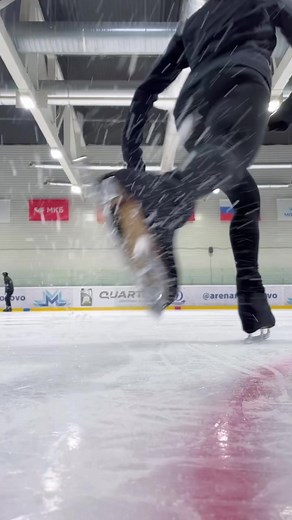 Stunning Ice Skating Performance by Top Skater