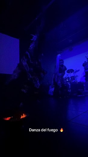 Danza del Fuego Azteca - Celebración de la Cultura y Tradiciones Mexicanas