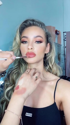 #eyeslipsface just a normal day on set with @bvboomm 👁 💋 💁🏼‍♀️