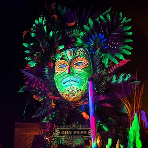 Don Papa Rum ti aspetta per gli esclusivi fluo party Masskara - Don Papa Rum waits you for the exclusive fluo Masskara parties Vi aspettiamo al Don Papa Experience Lab. Un’esperienza senza eguali vi attende, dove la natura selvaggia, il design avveniristico di Rippotai e l’arte contemporanea di TVBOY si fondono in un tripudio sensoriale. Al calare della sera, lasciatevi rapire dal fascino dello straordinario Masskara Party* e dei suoi sgargianti colori fluo. La coinvolgente selezione musicale di