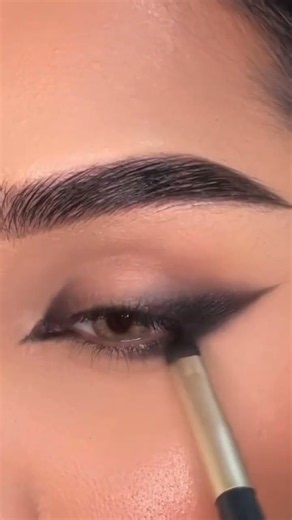Blending stunning shades of brown creates an eye-catching look #makeupking #makeup #shorts