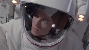 Na década de 1980, os filmes de ficção científica marcaram uma verdadeira revolução. 'Blade Runner', 'E.T.', 'Regresso ao Futuro', 'O Exterminador Implacável', continuam a ser uma fonte inesgotável de inspiração para artistas e cineastas de hoje. Como foram construídos estes mundos lendários? ‘Revolução da Ficção Científica’, série documental de 5 episódios que explora os filmes de ficção científica da década de 1980, dos grandes sucessos de bilheteira a pérolas esquecidas, a partir de terça-fei