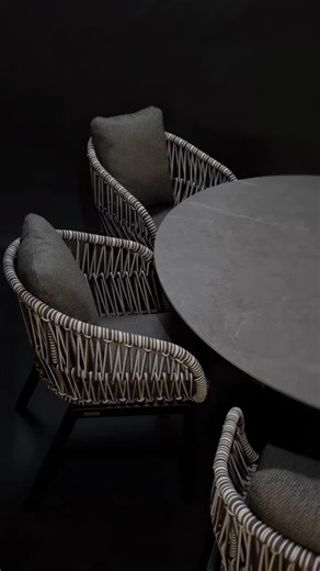 46 reactions |  Capri: diseño costero elevado a su máxima expresión. Cada mesa y cada silla revelan volúmenes audaces y texturas sensoriales que capturan el alma relajada de la vida isleña. ✨ Un encuentro perfecto entre confort y belleza escultórica, pensado para quienes ven el exterior como su escenario más exclusivo. | Cavanni Design | Facebook