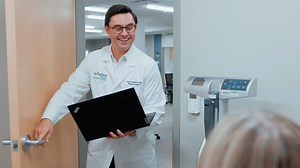 Meet Dr. Sean O'Malley, a general surgeon at Springfield Clinic! Born and raised in Central Illinois, Dr. O'Malley brings his passion for serving the community back home. With expertise in everything from appendectomies and gallbladder surgery to complex hernia repairs, he's excited to practice a broad range of general surgery. In the operating room, Dr. O'Malley thrives in a collaborative environment where everyone is focused on one goal: helping the patient. We’re thrilled to have him on the t