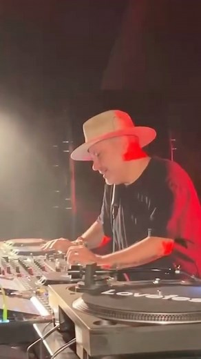Traxsource on Instagram: " DJ chart alert! Master Louie Vega just dropped a rich and soulful handpicked playlist on Traxsource  Check it out with the link  in our bio! Here he is keepin’ it groovy at @lovefest.rs  #traxsource #housemusic"