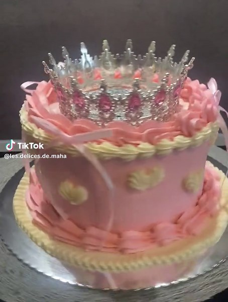 Layer Cake saveur vanille fruits rouges #layercake #gateau #bentocake #anniversaire #ganache #fraise #cakedesigns #fruitrouge #chantilly #vanillacake #vanille #cakedesign #creme #cremeaubeurre #genoise #cake #cakedecorating #chocolatblanc #instacake #traiteur #traiteuradomicile #traiteurmariage #cuisinelibanaise #traiteurevenementiel #evenement #party #anniversairecake #france #belfort #ticktockers #ticktockfrance🇫🇷 #ticktocklebanon #ticktockfood #ticktockcake #lesdelicesdemaha