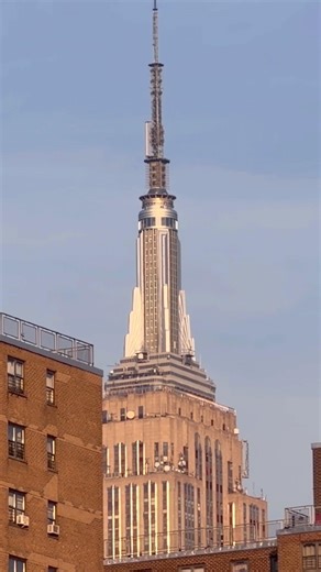 New York. Spring arrives softly around Empire State Building