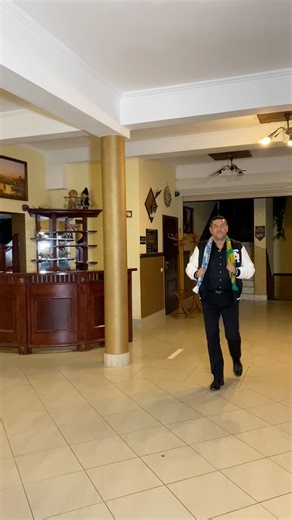 Czy garnitury wyprasowane, a sukienki gotowe? 👗👞 Bo w sobotę rusza XIII BAL LUBANIA MANIOWY! Zajazd Czorsztyński już się stroi – a Ty? 😍 Zadzwoń i zarezerwuj stolik, zanim będzie za późno! 📞 #zajazdczorsztyński #Andrzejki2025 #lubań #lubańmaniowy #jezioroczorsztynskie | Zajazd Czorsztyński Maniowy