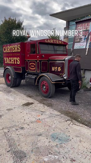 In need of light restoration! 😳🤪 let’s hope I get around to it one day. Built in 1955 for David Smart (Billy Smarts Son) The 20th centuries most incredible circus proprietors. We also have the other 2 Royal Windsors. ##livingwagon##royalwindsor##restoration##billysmartscircus##carterssteamfair##showmanswagon