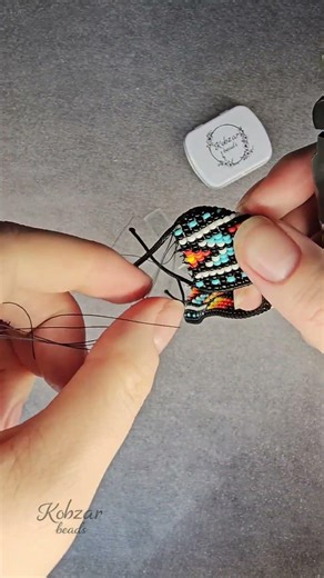 Finishing a beaded bracelet on a bead loom Cutting the threads with a thread zapper Beginner beading