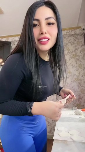 ¡Elige el Color Perfecto! ¿Azul, Fucsia o Dorado? Hoy, decidimos qué color pintar nuestro proyecto. Desde azul tiburón hasta fucsia brillante, ¡la elección es tuya! Únete a nosotros y descubre cómo cada color puede hacer que nuestro diseño destaque. Vamos a divertirnos con esta selección. #Colores #ElecciónDeColor #DiseñoCreativo #ProyectosDIY #ColorFucsia #ColorAzul #Decoración #Arte #InmersiónCreativa #Pintura