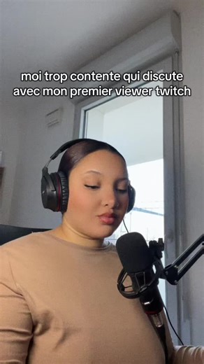 mon tout premier live j'ai discuté pendant 1h avec une personne, j'étais persuadée qu'elle était intéressée par ce que je faisais, au final elle voulait me vendre des overlays puis j'ai dit non et elle m'a unfollow 😭 #twitchstreamer #twitch #streameuse
