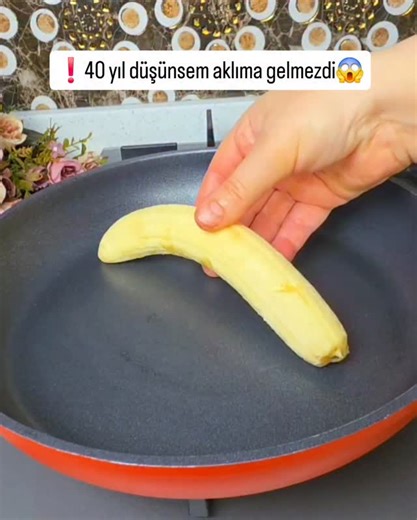 Nur'un Yemek Tarifleri on Instagram: "Beğenen elleriniz dert görmesin❤️ English Recipe👇 Malzemeler; 2 adet yumurta 1 adet muz 2 yemek kaşığı sürülebilir çikolata 1 çay bardağı süt 1,5 su bardağı un 2 yemek kaşığı kakao 2 yemek kaşığı şeker 1 paket kabartma tozu 1 paket vanilya Sos; 1 su bardağı süt 1 paket çikolata Yapılışı; Yapışmaz yüzeyli bir tavaya yumurtaları, muzu ve sürülebilir çikolatayı ekleyip ezerek karıştıralım.Sütü ekleyelim. Unu, kakaoyu, kabartma tozu ve vanilyayı da ekleyip karı