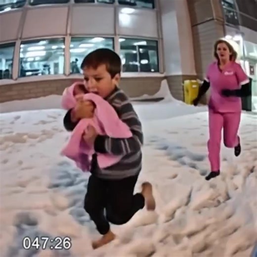 A B:ruised 7-Year-Old Boy Walked Into the ER Carrying His Little Sister—What He Said Broke Hearts… Just after midnight, Theo Bennett, a small boy with b:ruises covering his arms, stumbled through the automatic doors of St. Catherine’s Hospital in. Cradled in his arms was his baby sister, wrapped in a thin pink blanket. The winter air rushed in behind him, biting at his bare feet, and the quiet of the empty ER made every nurse look up. Olivia Grant, who is a night nurse, was the first to notice. 