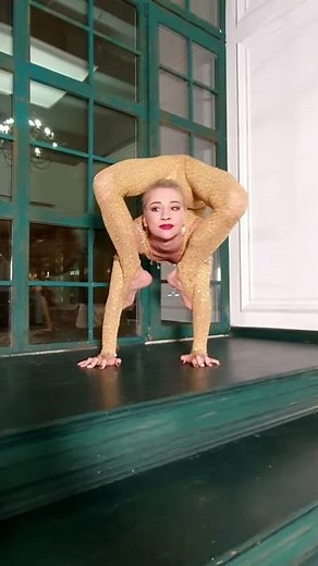 Circus girl Alesya. Handstand contortion.