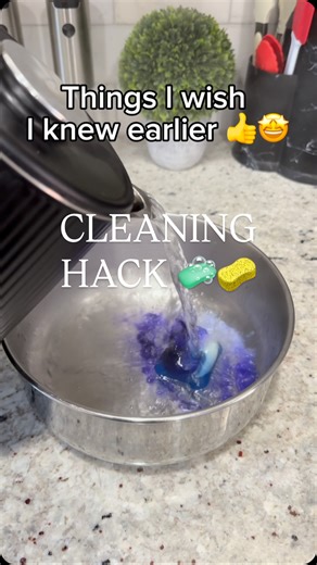 Easy couch cleaning hack 🧽🫧🧼 #cleaninghacks #lifehack #cleaning #cleaningtiktok #tips | Daria Pomazan