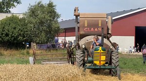 184K views · 1.2K reactions | Oliver och Claas tröskar. 鸞 | Traktor Power | Facebook