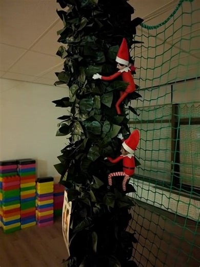Elf on the Shelf Na een weekendje Noordpool hadden de elfen zich deze keer verstopt 😁 Maar het is al bijna Kerst.... 🎄 We denken dat ze niet lang meer zullen blijven en terug zullen gaan naar de Kerstman... 🎅🏻 | BSO ProKidz