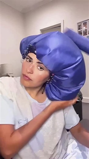 The best way to dry my curly hair! Follow my step by step on how to dry curly hair using a diffuser cap. #curlyhair #curlyhairroutine #blowdrytutorial #curlygirlaustria