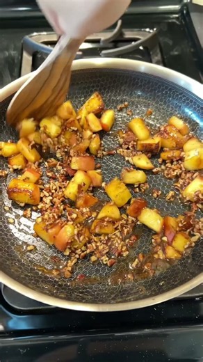Baked Brie with Apples and Pecans 🍏🧀