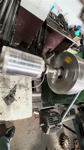 “Balancing on a Lathe? What’s Really Happening Here! 🤔⚙️”