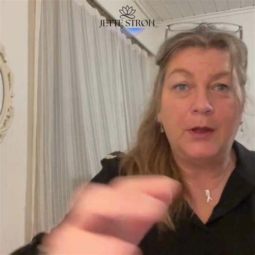 Søndagshygge 🌿 26 oktober 2025 Jeg trækker 3 nye kort med en besked eller et budskab på 💫 Mærk efter og vælg. Hvilket kort trækker i dig? Skriv nummeret i kommentarfeltet. I morgen (mandag d. 27/10-25 vender jeg kortene og giver dig svaret, på dit valgte kort mellem Kl. 17 - 19 ✨ Jeg beklager at kortene ikke er så lette at se, men de kan dog anes. Der er plads til forbedring som man siger 😄 God fornøjelse 💜 | Clairvoyant, medie & healer Jette Strøh