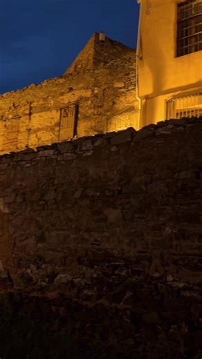 🕯️ Υπόθεση Παγκρατίδη Ένας θρύλος. Ένα μυστήριο που εξακολουθεί να στοιχειώνει τη Θεσσαλονίκη. Περπατήσαμε στα χνάρια του “Δράκου του Σέιχ Σου”, αναζητώντας την αλήθεια πίσω από τη σκοτεινή αυτή υπόθεση που συγκλόνισε τη δεκαετία του ’60. Με τον Τάσο Παπαδόπουλο να μας οδηγεί μέσα από τόπους, μαρτυρίες και ερωτήματα που μένουν ακόμη αναπάντητα, η ιστορία του Άριστου Παγκρατίδη ζωντάνεψε ξανά μέσα στη νύχτα, μέσα στο δάσος, μέσα στη συλλογική μνήμη της πόλης. 🎥 Πλάνα από τη μυσταγωγική ξενάγηση