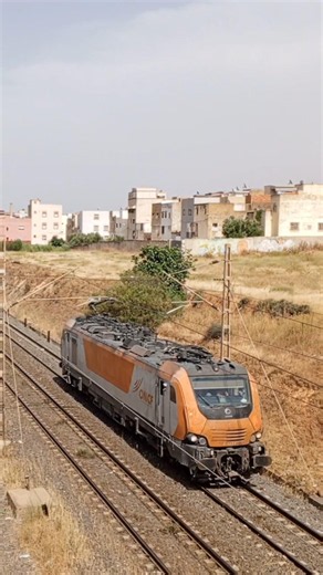 ONCF, E-1406 en HLP entre à meknès depuis fes.