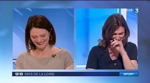 Fou rire sur le plateau de notre JT ►http://france3-regions.francetvinfo.fr/pays-de-la-loire/ Les plateaux de télévision, et notamment ceux d’info, ont pour réputation de faire souvent régner la bonne humeur. Lorsque débute un fou rire, il ne s’arrête plus. C'était le cas dans notre édition de la mi- journée avec Virginie Charbonneau et Christelle Pineau... | France 3 Pays de la Loire